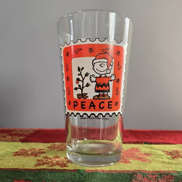 Charlie Brown w Santa Hat & Christmas Tree w (Peace)(Peanuts) 16oz Pint GlassR - Picture 5 of 16
